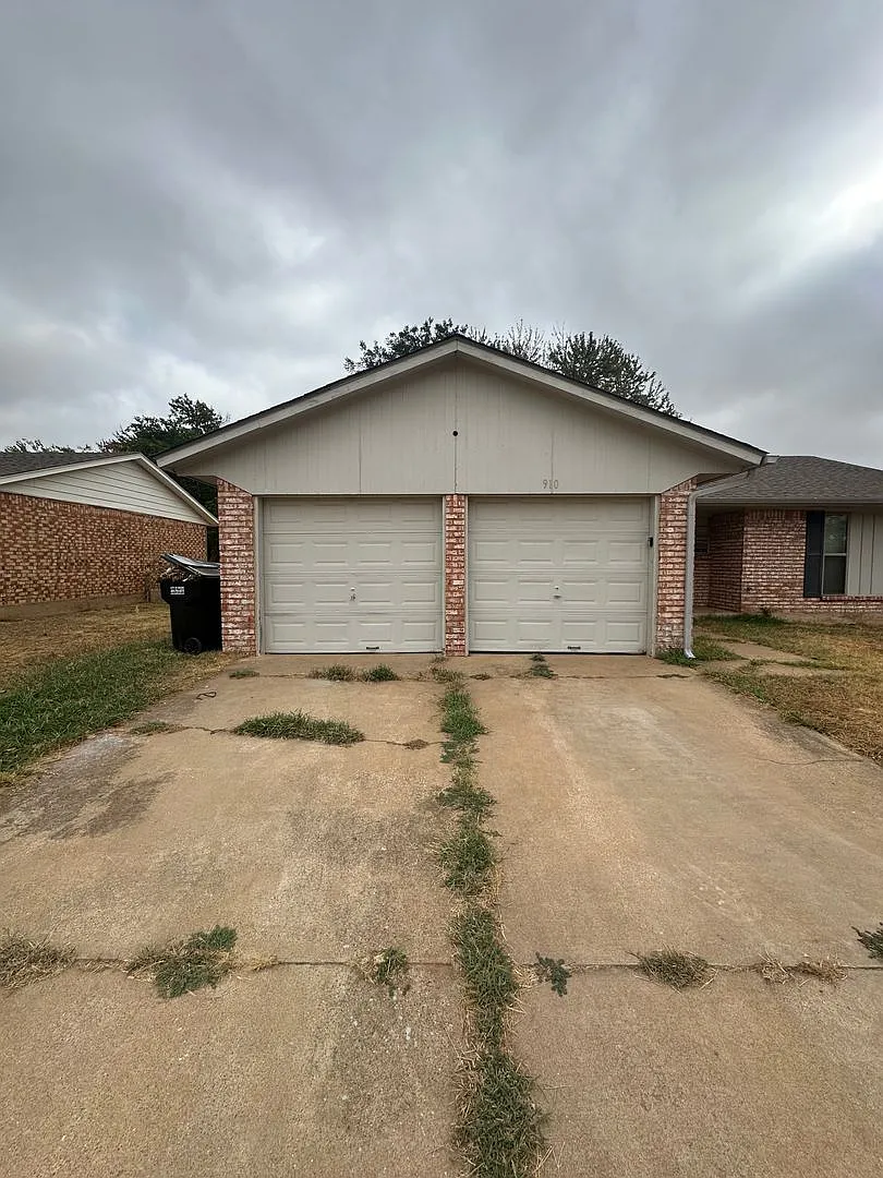 Beautiful Updated 3 Bed, 1 3/4 Bath, 2 Car Garage — Photo 4