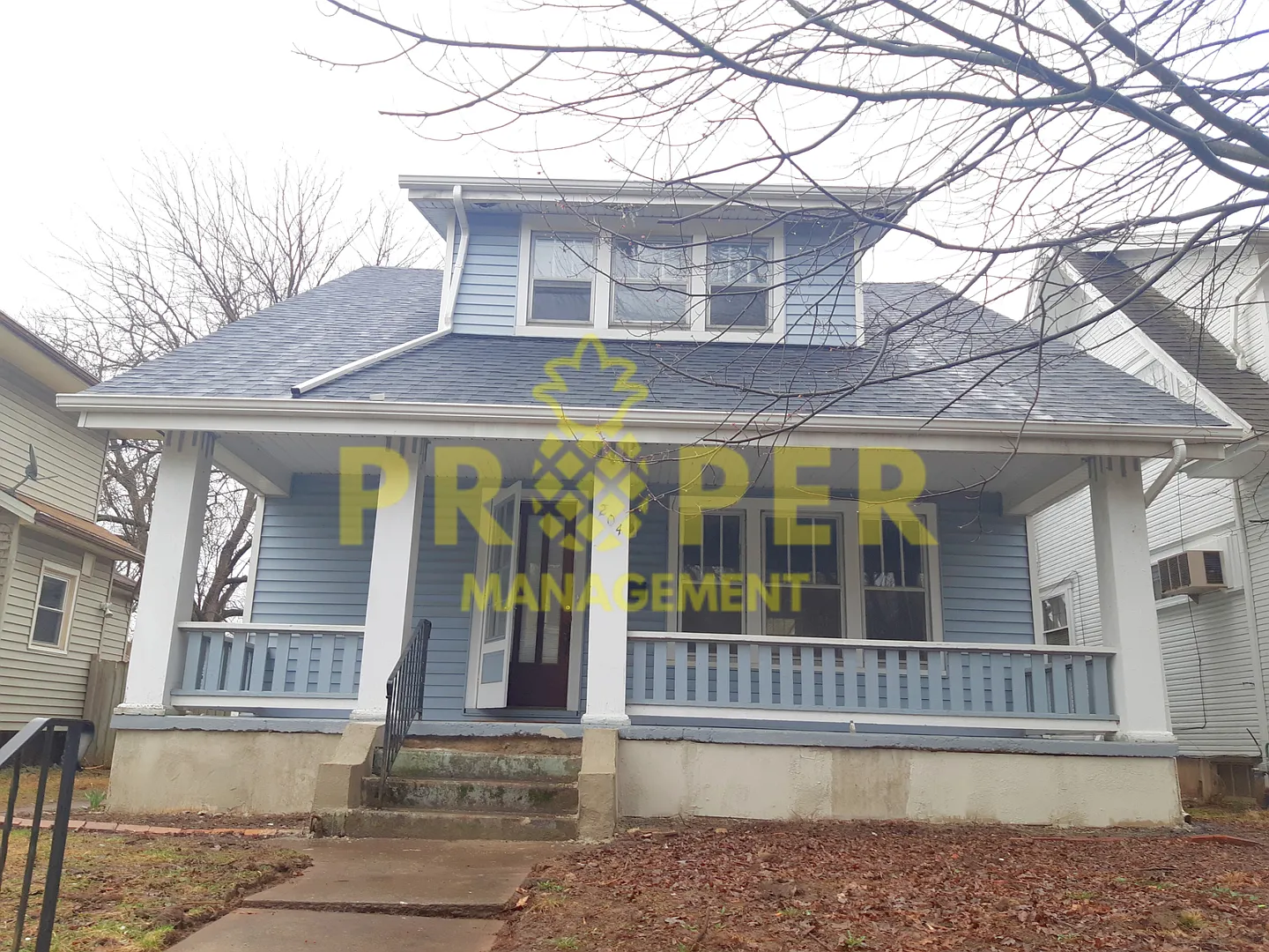 Beautiful 2 bedroom 1 bathroom house with 2 car garage — Photo 1