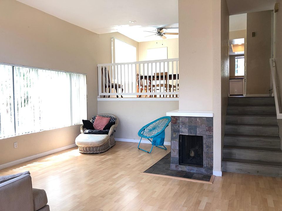 High ceiling Living room