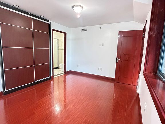 4th image of 13229 Blossom Avenue #5H