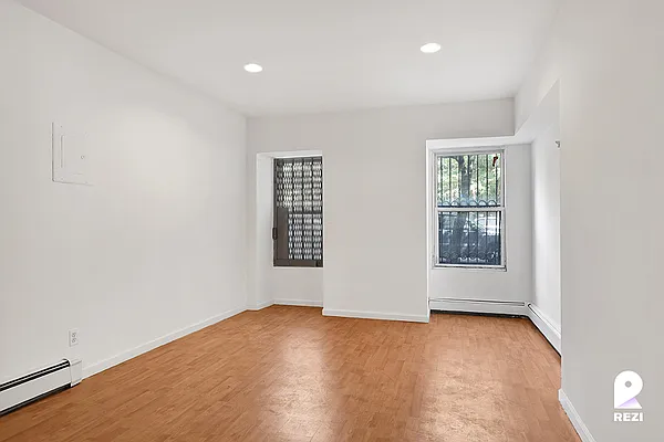 Rented by REZI | media 12