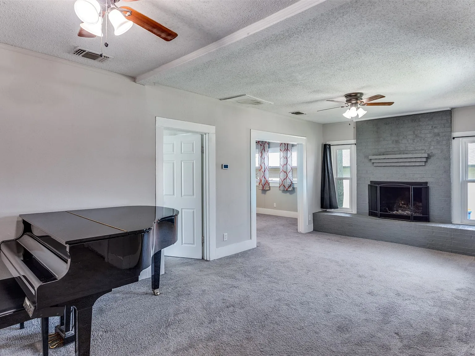 2 bed, 1.0 bath, 1091 sqft, $1,600 — Photo 2