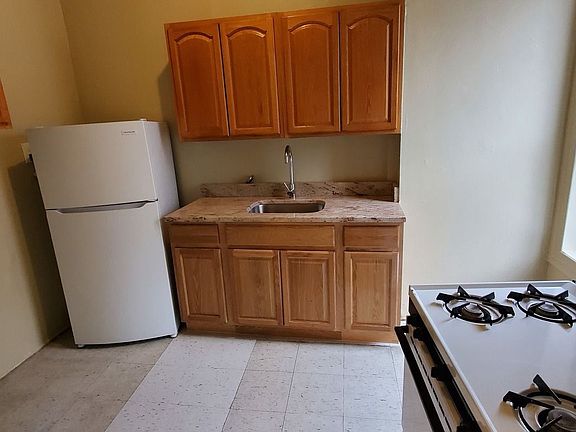 3rd image of 680 Melrose Ave #2N