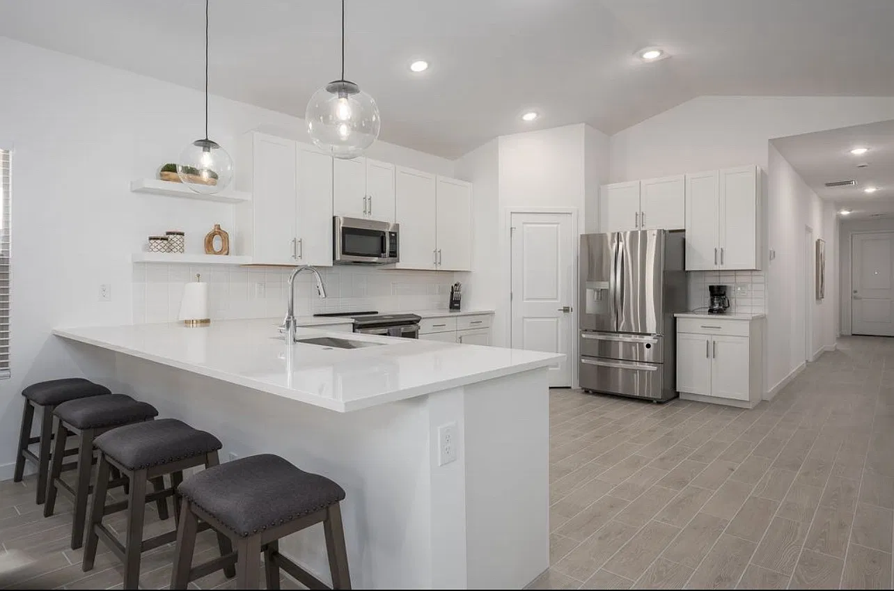 5 bed, 2082 sqft, $4,200 — Photo 2