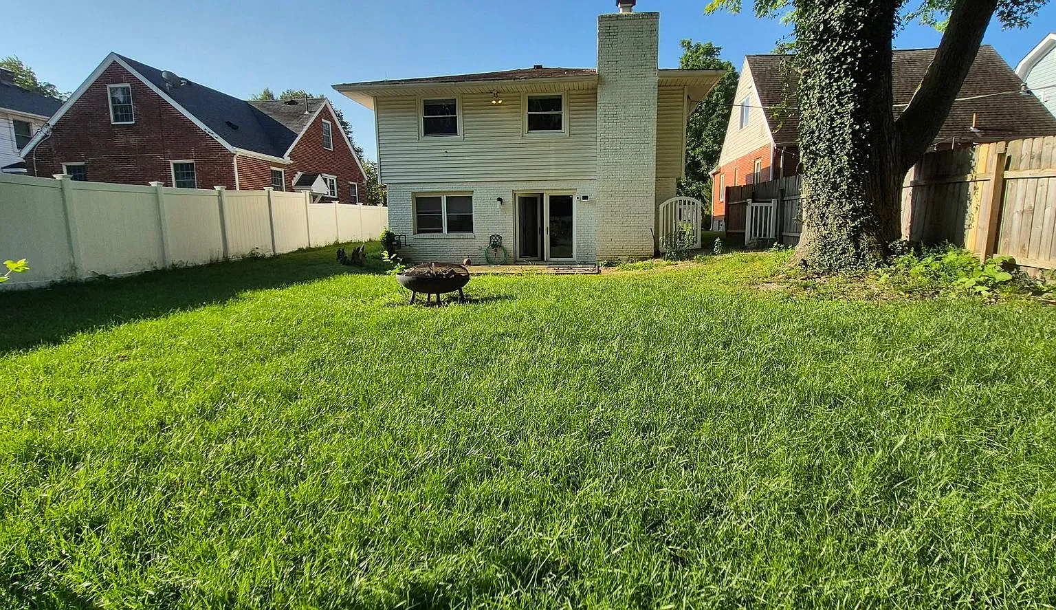 Charming 3-Bedroom Oakwood Home 319 Orchard Dr — Photo 2