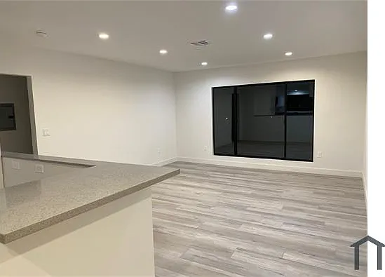 11420 Oxnard St — Photo 2