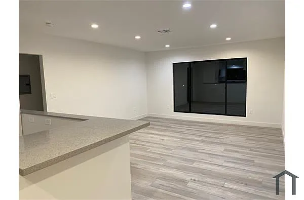 Building Photo - 11420 Oxnard St