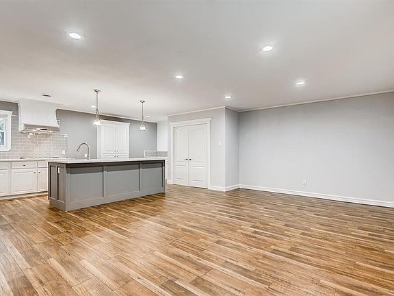 3rd image of 157 Ravenswood Dr