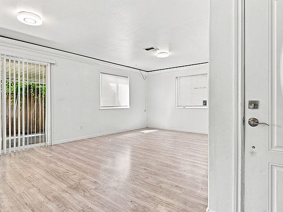 3rd image of 841 W 11th St