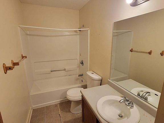 3rd image of 4127 E 102nd St