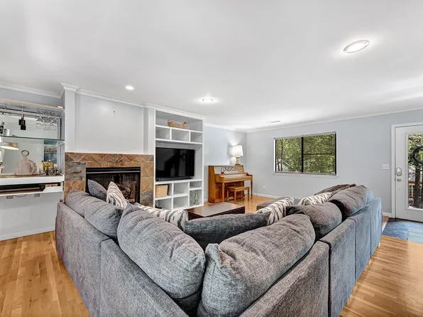 1062 N Valley View Dr, Fayetteville, AR 72701