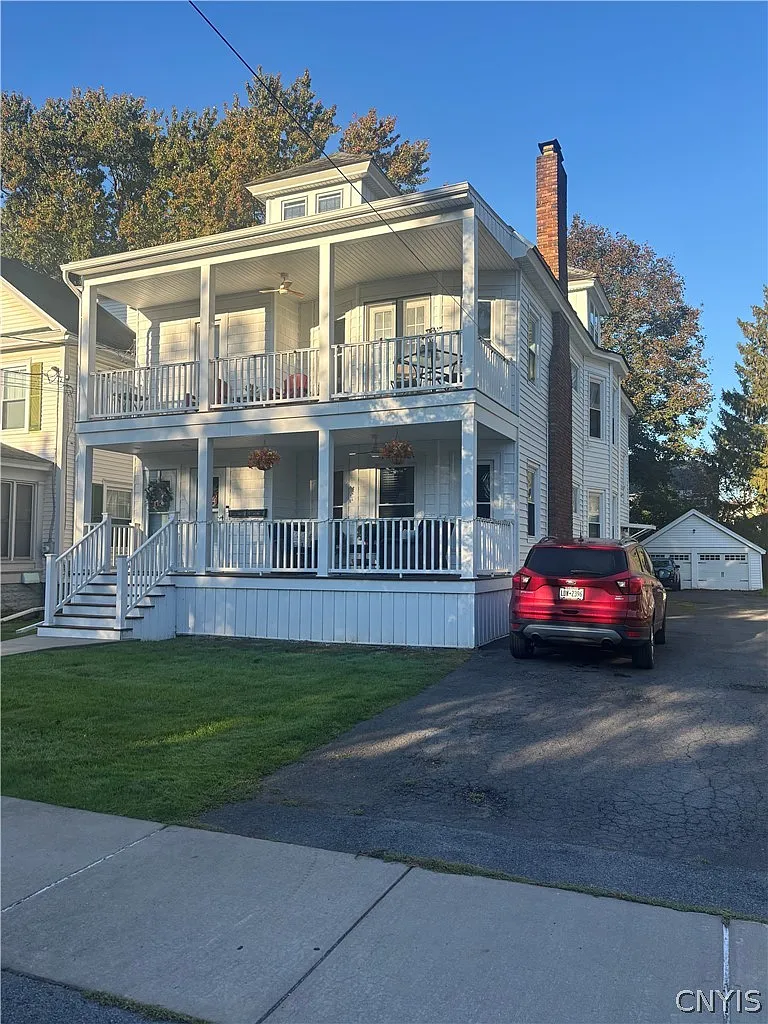 3 bed, 1.0 bath, 1400 sqft, $1,900 — Photo 2