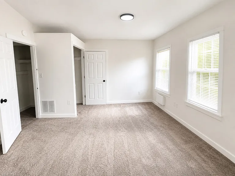 216 W Allen St — Photo 9