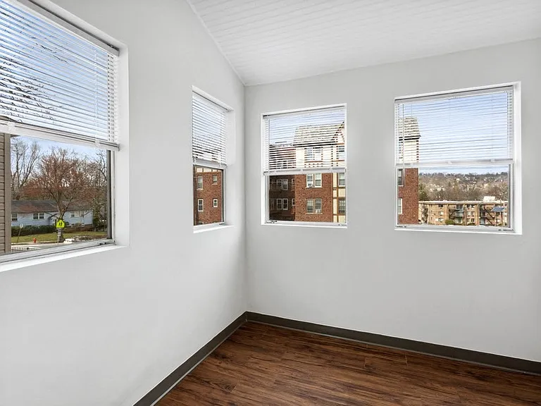 Scotland Park Townhomes — Photo 17