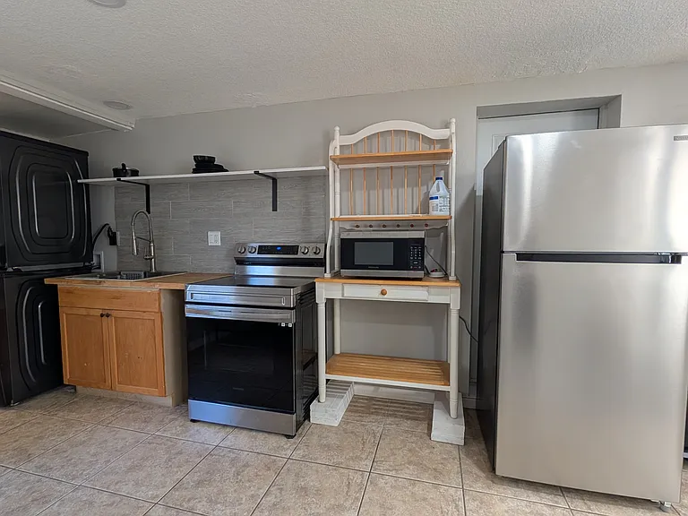 2214 Post Rd #1 — Photo 3