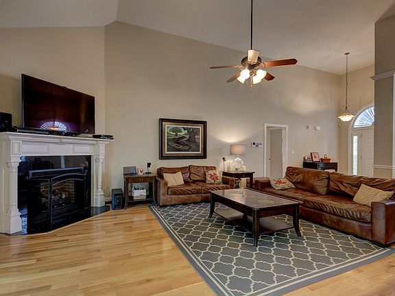 5th image of 157 Roanoke Station Cir