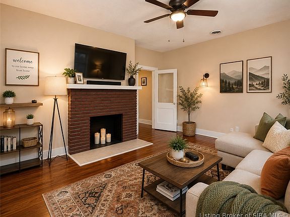 3rd image of 943 E Maple Street