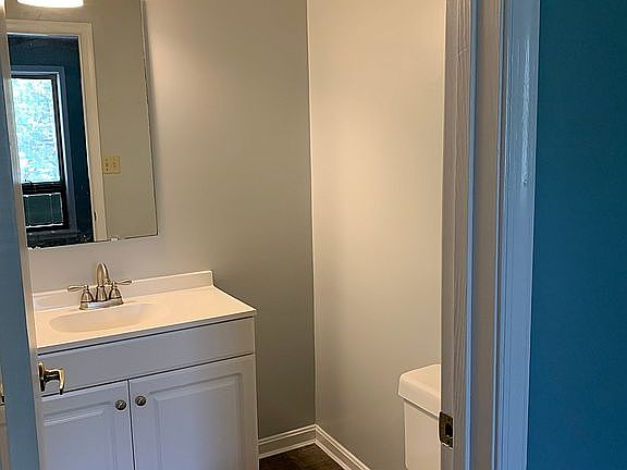 Master bedroom 1/2 bath