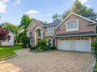 282 Starling Ct, Paramus, NJ 07652