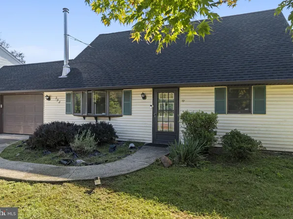 298 Mill Dr, Levittown, PA 19056