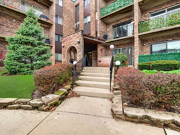 3rd image of 625 W Huntington Commons Rd APT 208