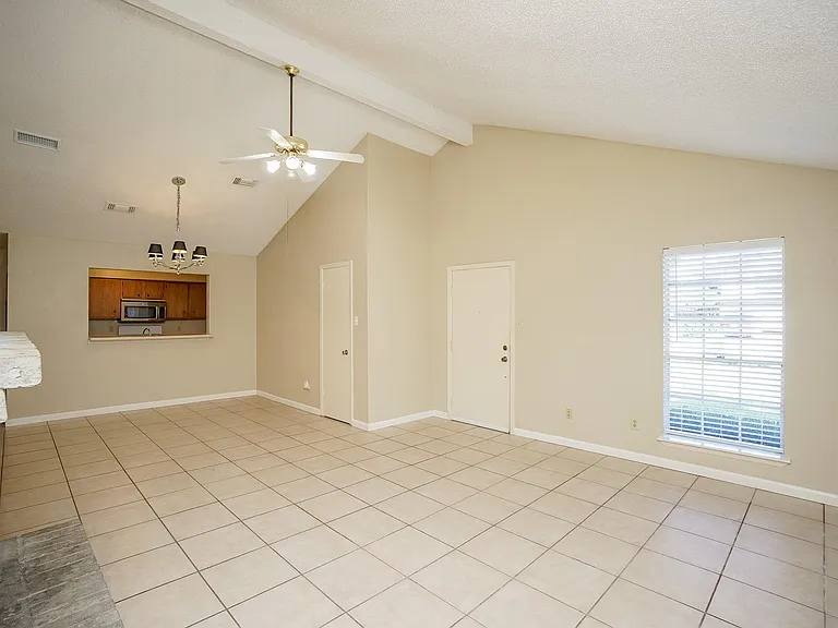 20143 Beechview Ln — Photo 3