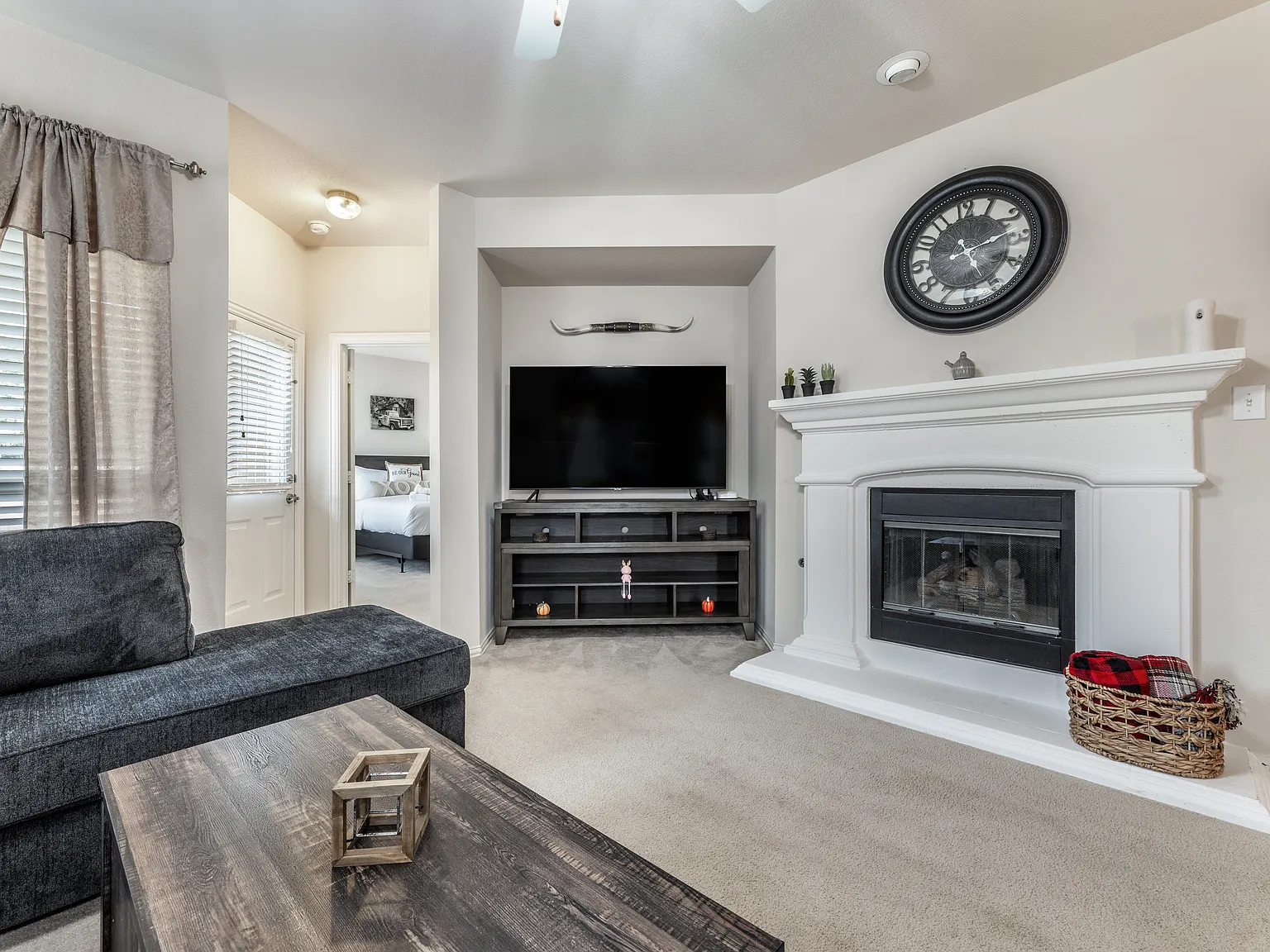3 bed, 1587 sqft, $4,490 — Photo 3
