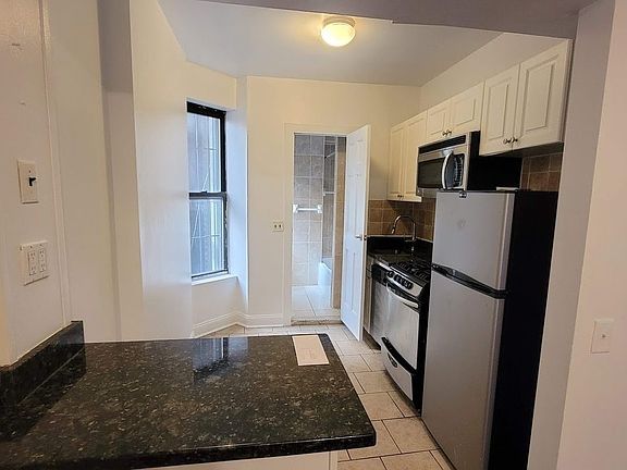 5th image of 201 E 10th St APT 6A