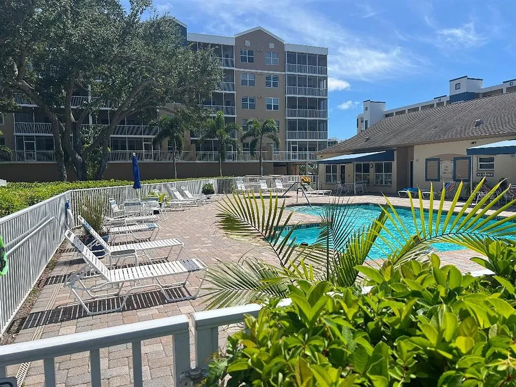 2 bed, 2.0 bath, 1324 sqft, $2,200 — Photo 2