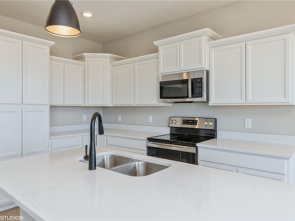 5th image of 310 NE Country Meadow Dr