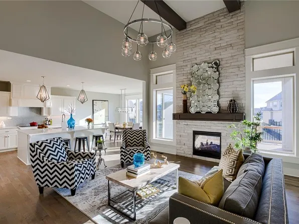 6630 McCormick Dr, Shawnee, KS 66226