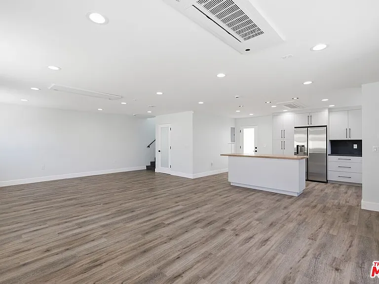 11611 Burbank Blvd — Photo 2