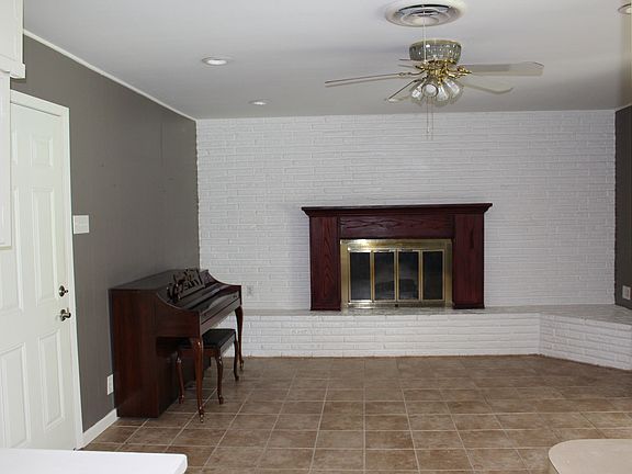 2nd image of 5609 Whitman Ave