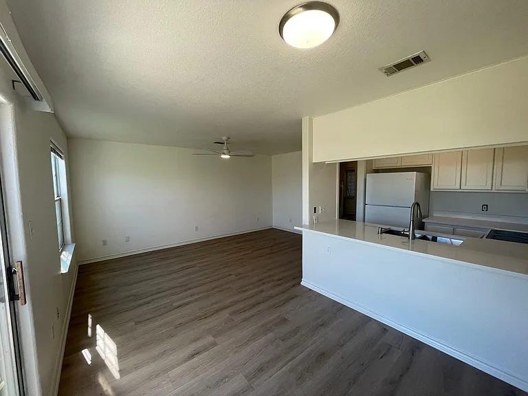 503 Gateway Pkwy #4 — Photo 7