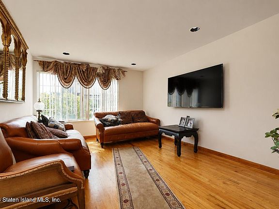 3rd image of 39 Hemlock Ln