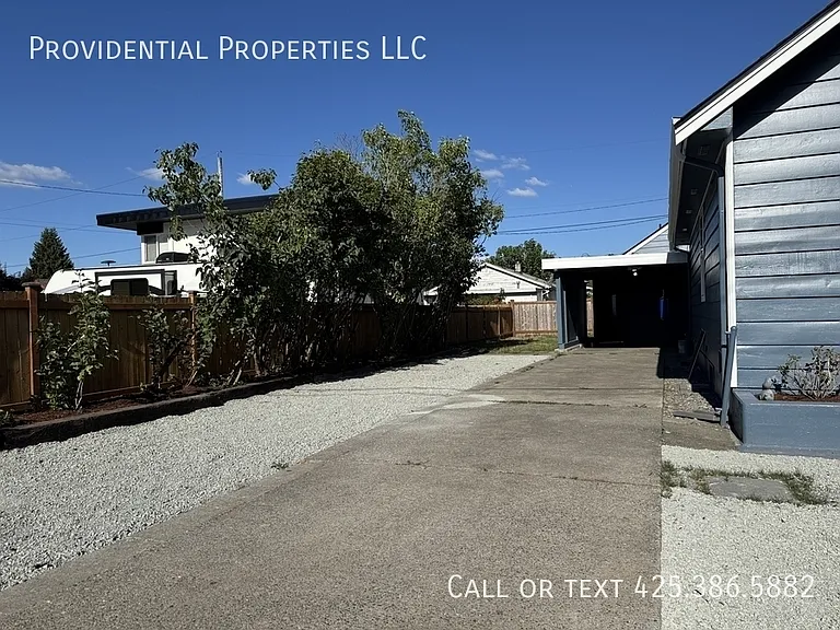 708 D St SE — Photo 16