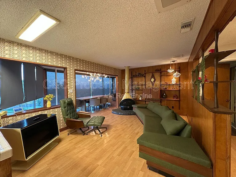 425 Edgerton Dr — Photo 3