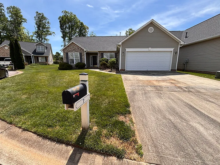 7 Thornwood Ct — Photo 1