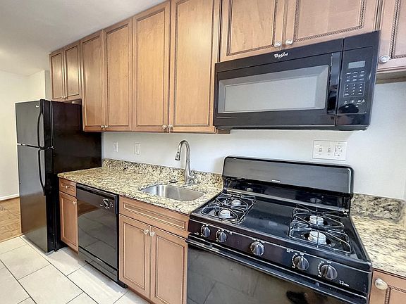 4th image of 945 N Barton St APT 304