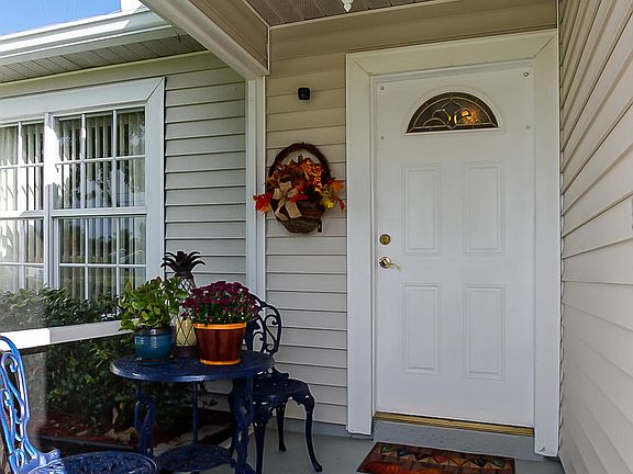 5th image of 204 SW North Wakefield Cir