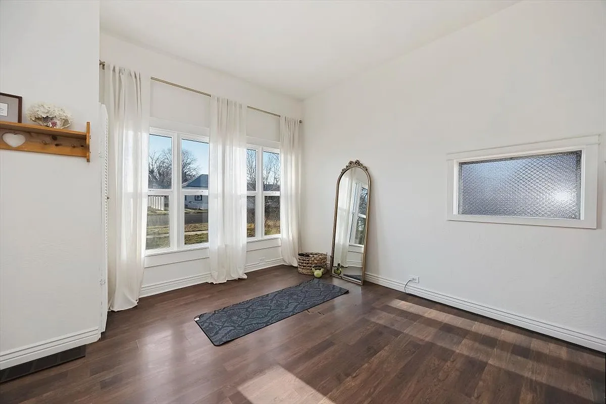 2 bed, 1075 sqft, $2,600 — Photo 3