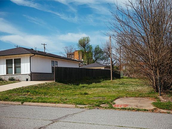 2nd image of 1117 NE 6th St Lot 29-W-030