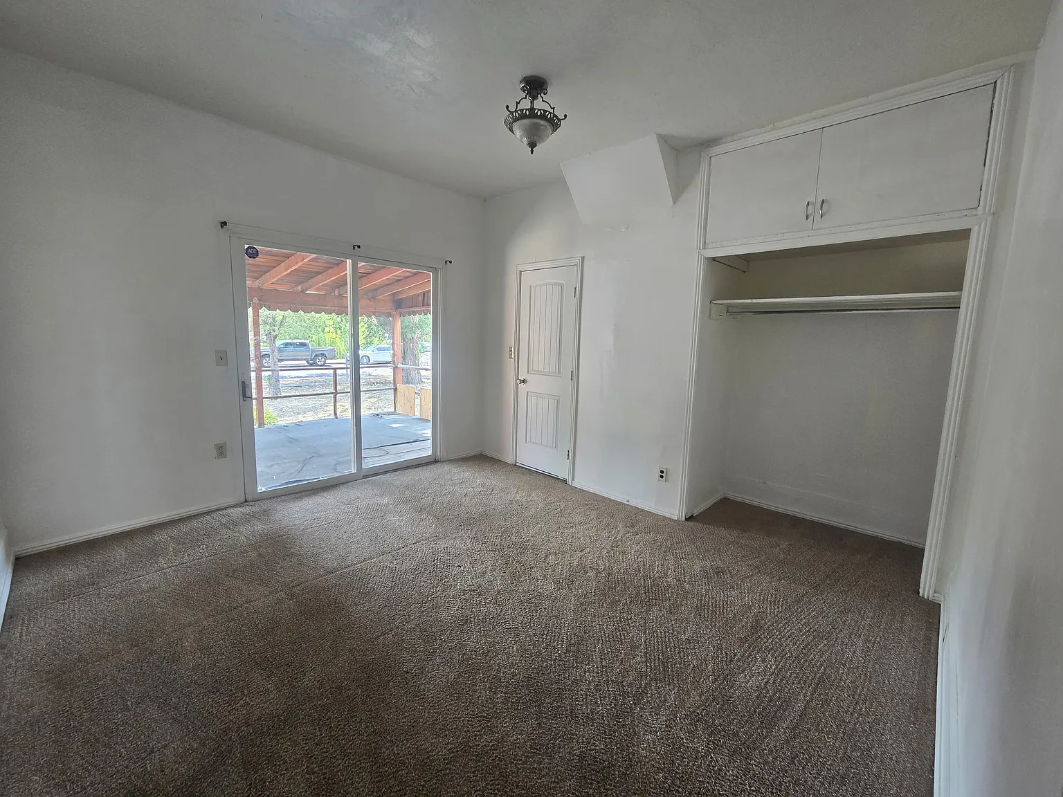 6 bed, 2650 sqft, $2,600 — Photo 2