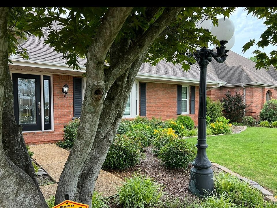 2nd image of 208 Laura Ct