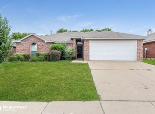 8005 McMurtry Dr, Arlington, TX 76002