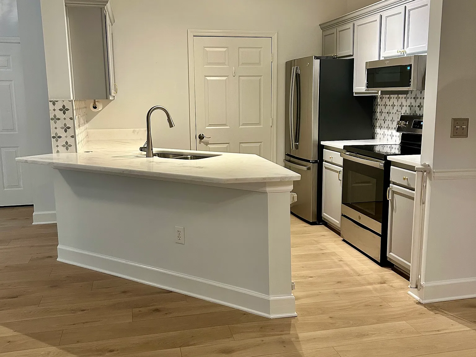 2 bed, 893 sqft, $2,400 — Photo 1