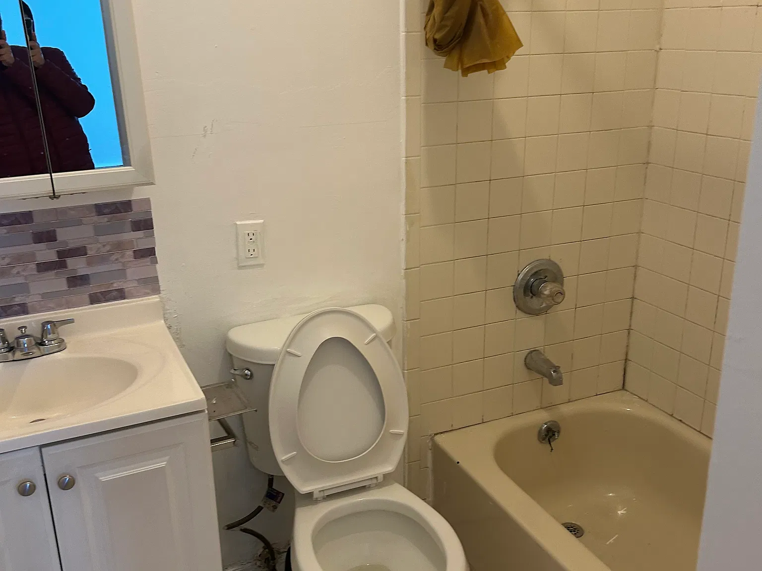 3 bed, 2200 sqft, $3,000 — Photo 1