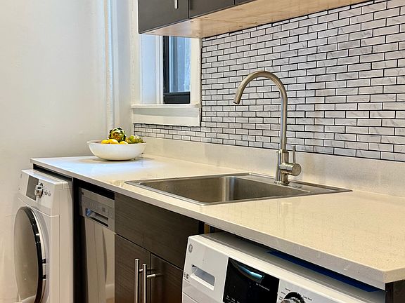 5th image of 1348 Putnam Ave APT 2R