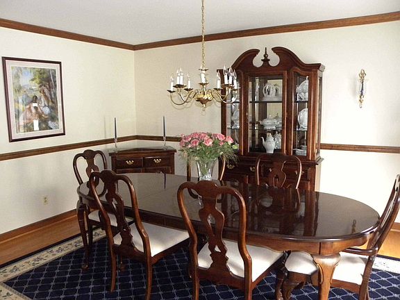 Dining rm, chr rail, crn mld