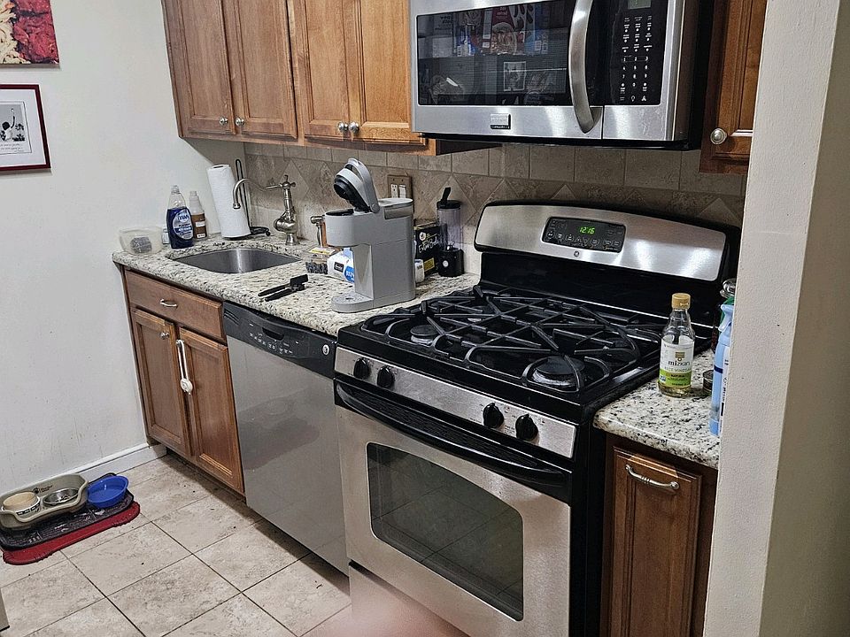 2nd image of 331-333 Spruce Aly